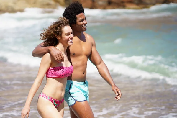 Seitenansicht Eines Glücklichen Multiethnischen Paares Badebekleidung Das Strand Spaziert Und — Stockfoto