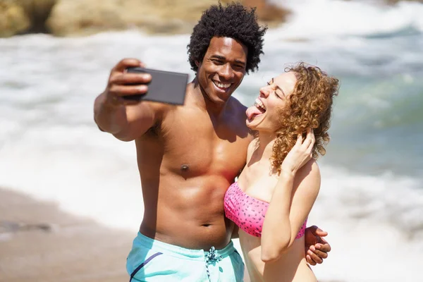 Gelukkig Afro Amerikaanse Man Met Naakt Romp Krullend Haar Selfie — Stockfoto