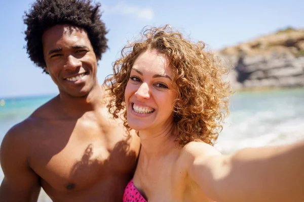 Veselý Multiracial Přítelkyně Přítel Plavkách Úsměvem Při Užívání Selfie Slunečný — Stock fotografie