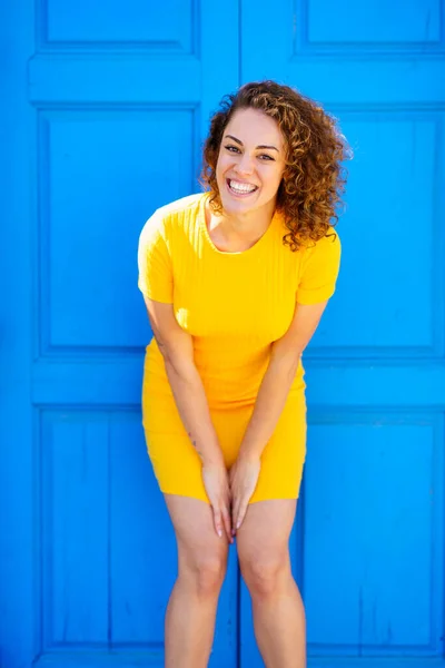 Sarı Elbiseli Kıvırcık Saçlı Gülümseyen Kameraya Bakan Güneşli Caddede Mavi — Stok fotoğraf