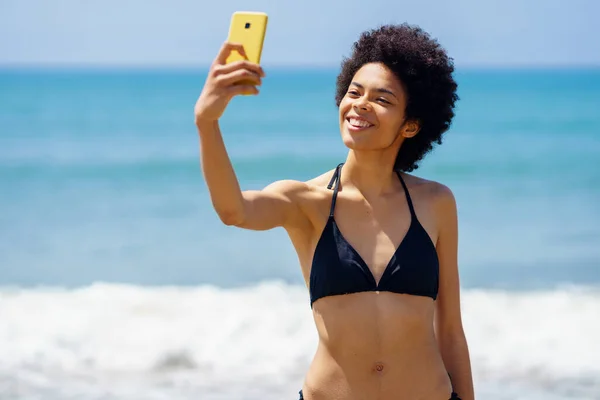 Bikinili Neşeli Afro Amerikan Bayan Gezgin Cep Telefonuyla Kendi Portresini — Stok fotoğraf
