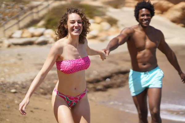 Joven Alegre Hombre Afroamericano Cogido Mano Con Novia Feliz Bikini — Foto de Stock