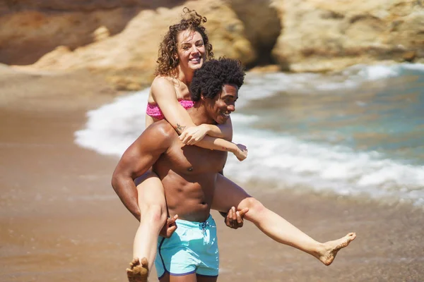 Feliz Jovem Casal Multirracial Brincando Praia Areia Perto Oceano Acenando — Fotografia de Stock