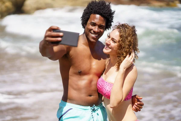 Feliz Joven Pareja Multiétnica Trajes Baño Abrazándose Mientras Toma Selfie — Foto de Stock