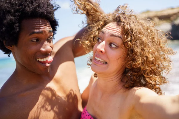 Homme Noir Joyeux Avec Des Cheveux Afro Langue Toucher Les — Photo
