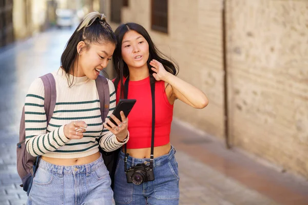 Молодые Азиатские Подруги Рюкзаками Фотокамерой Прогуливаются Улице Гранаде Используя Карту — стоковое фото