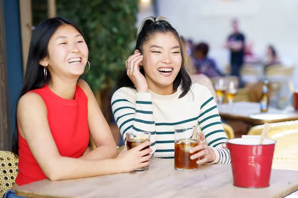 Feliz Joven Asiática Amigas Trajes Casuales Sonriendo Mirando Hacia Otro — Foto de Stock