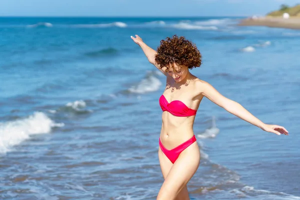 Kıvırcık Saçlı Kırmızı Bikinili Hoş Genç Bir Kadın Yaz Tatilinde — Stok fotoğraf