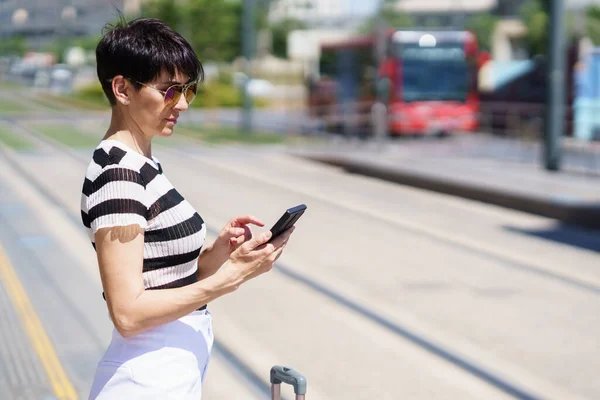 Konzentrierte Erwachsene Touristin Sonnenbrille Und Gestreiftem Shirt Steht Neben Dem — Stockfoto
