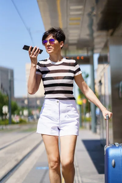 Joven Mujer Positiva Camiseta Rayas Moda Con Maleta Gafas Sol —  Fotos de Stock