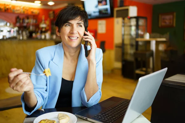 Freelancer Feminino Positivo Roupas Casuais Sorrindo Enquanto Come Conversa Telefone — Fotografia de Stock