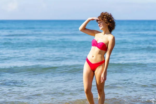 Kıvırcık Saçlı Bikinili Gülümseyen Genç Bir Kadın Yüzü Deniz Suyunda — Stok fotoğraf