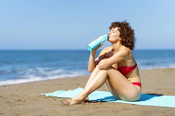 Bikinili Kadın Yolcunun Yaz Tatilinde Kumsalda Güneşlenirken Bikinili Içecek Içişini — Stok fotoğraf