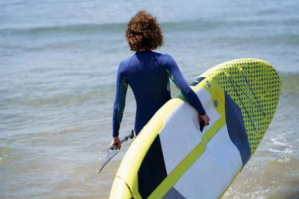 Back View Unrecognizable Female Surfer Wetsuit Sup Board Paddle Standing — Stock Photo, Image