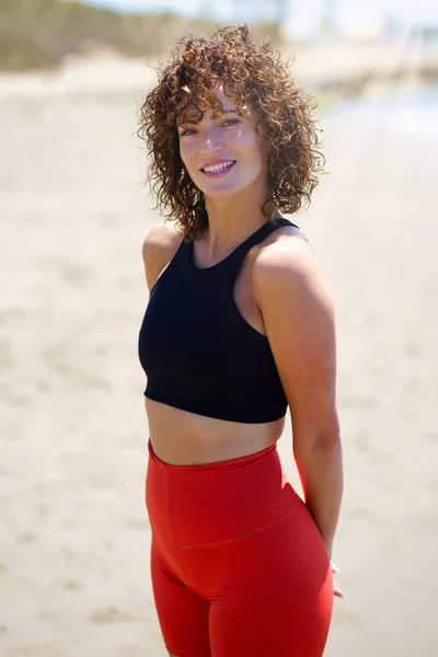 Atleta Feminina Jovem Positivo Com Cabelo Encaracolado Cima Leggings Praia — Fotografia de Stock