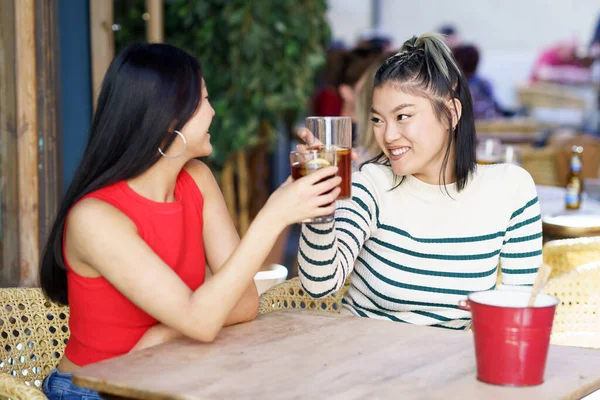 Glada Unga Asiatiska Kvinnliga Vänner Avslappnade Kläder Ler Och Tittar — Stockfoto