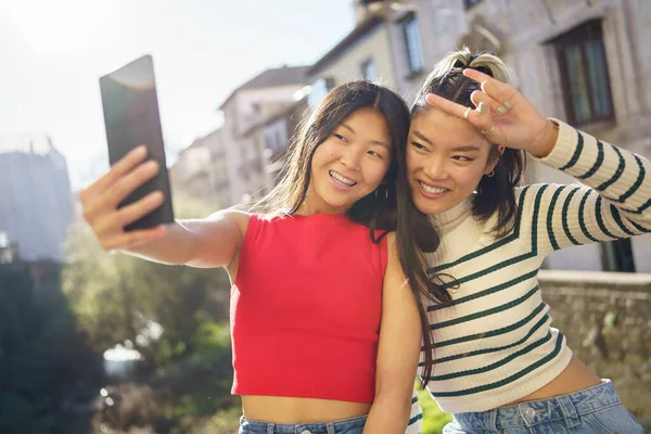 Otimista Asiático Namoradas Sorrindo Brilhantemente Mostrando Gesto Rocha Enquanto Tomando — Fotografia de Stock