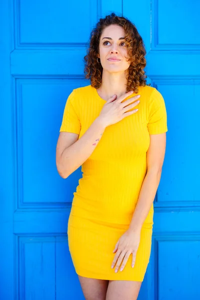 Verträumte Junge Frau Gelbem Kleid Mit Lockigem Braunem Haar Hält — Stockfoto