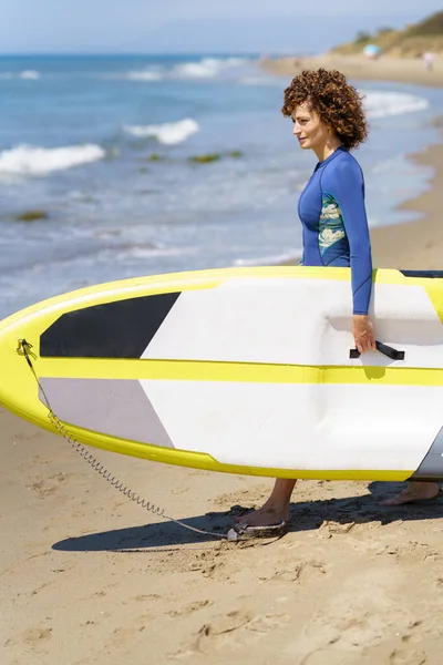Side View Young Female Surfer Wetsuit Sandy Beach Sup Board — Stock Photo, Image