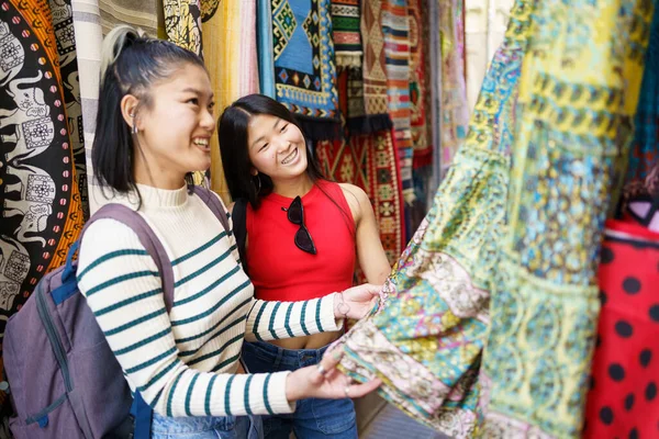 Två Unga Kinesiska Kvinnor Besöker Granada Spanien Tittar Typiska Kläder — Stockfoto