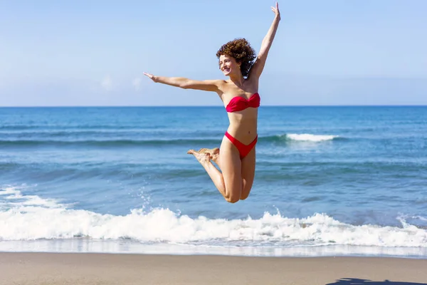 Pembe Bikinili Heyecanlı Genç Bayan Kollarını Uzatıyor Katlanmış Bacaklarıyla Havada — Stok fotoğraf
