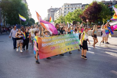 Granada, İspanya. 26 Haziran 2023. Birçok insan LGBTQ Onur Gösterisinde haklarını talep ediyor