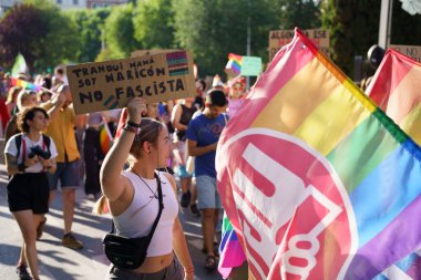 Granada, İspanya. 26 Haziran 2023. Birçok insan LGBTQ Onur Gösterisinde haklarını talep ediyor