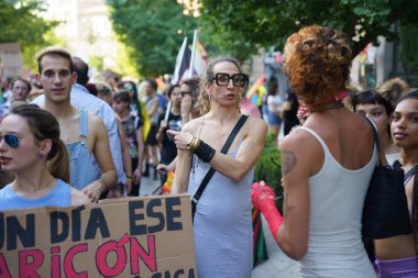 Granada, İspanya. 26 Haziran 2023. Birçok insan LGBTQ Onur Gösterisinde haklarını talep ediyor