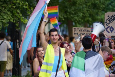 Granada, İspanya. 26 Haziran 2023. Birçok insan LGBTQ Onur Gösterisinde haklarını talep ediyor