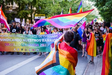 Granada, İspanya. 26 Haziran 2023. Birçok insan LGBTQ Onur Gösterisinde haklarını talep ediyor