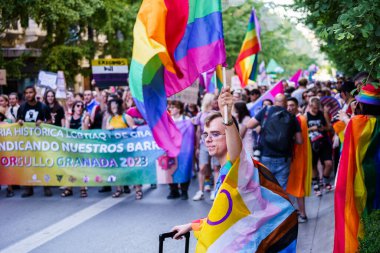 Granada, İspanya. 26 Haziran 2023. Birçok insan LGBTQ Onur Gösterisinde haklarını talep ediyor