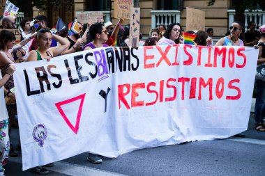 Granada, İspanya. 26 Haziran 2023. Birçok insan LGBTQ Onur Gösterisinde haklarını talep ediyor