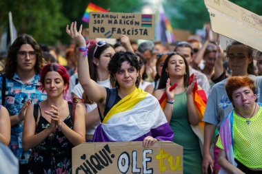 Granada, İspanya. 26 Haziran 2023. Birçok insan LGBTQ Onur Gösterisinde haklarını talep ediyor