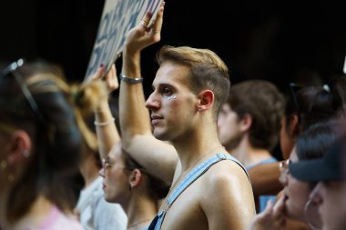 Granada, İspanya. 26 Haziran 2023. Birçok insan LGBTQ Onur Gösterisinde haklarını talep ediyor