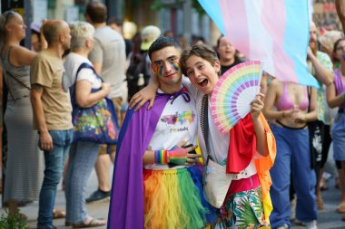 Granada, İspanya. 26 Haziran 2023. Birçok insan LGBTQ Onur Gösterisinde haklarını talep ediyor