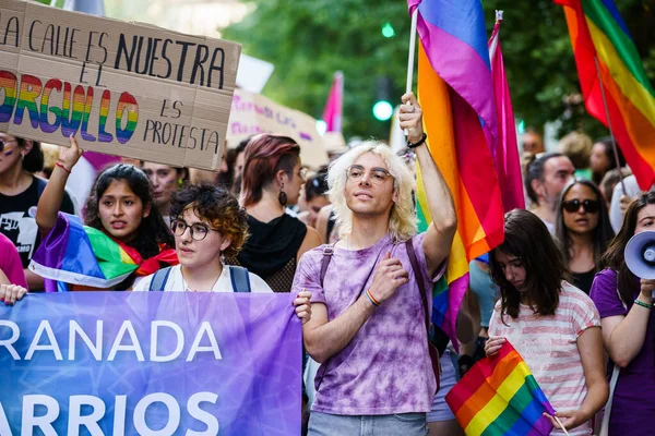 Granada, İspanya. 26 Haziran 2023. Birçok insan LGBTQ Onur Gösterisinde haklarını talep ediyor