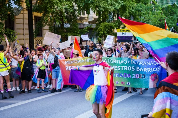 Granada, İspanya. 26 Haziran 2023. Birçok insan LGBTQ Onur Gösterisinde haklarını talep ediyor