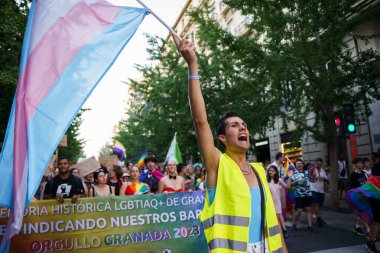 Granada, İspanya. 26 Haziran 2023. Birçok insan LGBTQ Onur Gösterisinde haklarını talep ediyor