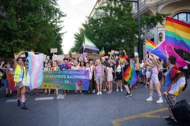 Granada, İspanya. 26 Haziran 2023. Birçok insan LGBTQ Onur Gösterisinde haklarını talep ediyor