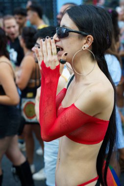 Granada, İspanya. 26 Haziran 2023. Birçok insan LGBTQ Onur Gösterisinde haklarını talep ediyor