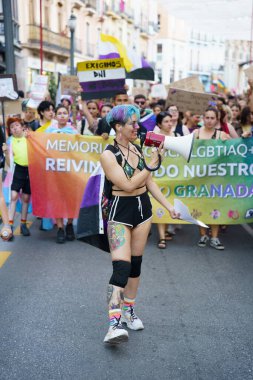 Granada, İspanya. 26 Haziran 2023. Birçok insan LGBTQ Onur Gösterisinde haklarını talep ediyor