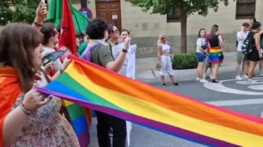 Granada, İspanya. 26 Haziran 2023. Birçok insan LGBTQ Onur Gösterisinde haklarını talep ediyor