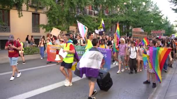 그라나다 스페인 2023 Lgbtq 프라이드 시위에서 사람들 자신의 권리를 주장합니다 — 비디오