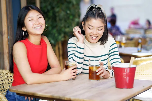 Dos Jóvenes Chinas Tomando Una Copa Terraza Bar Típico Granada — Foto de Stock