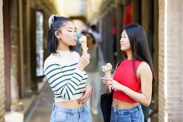 Вид Сбоку Молодых Азиатских Девушек Поедающих Мороженое Стоя Вместе Улице — стоковое фото