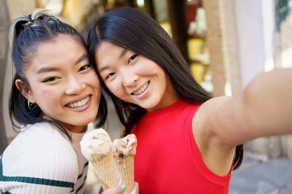 Positivo Giovani Donne Asiatiche Sorridenti Felicemente Prendendo Selfie Mentre Mangiano — Foto Stock