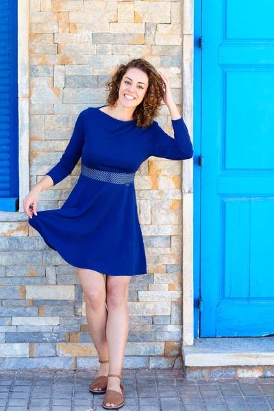 Pełne Ciało Szczęśliwej Młodej Kobiety Niebieskiej Sukience Uśmiechając Się Patrząc — Zdjęcie stockowe