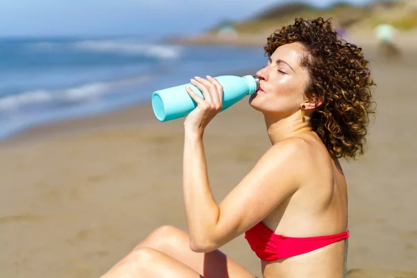 Side View Young Redhead Female Bikini Bra Drinking Refreshing Water — Stock Photo, Image