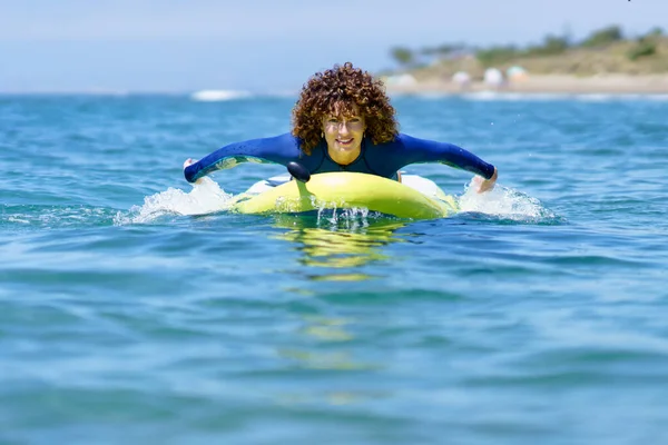 Content Curly Haired Female Wetsuit Pulling Sup Board Rippling Seawater — Stock Photo, Image