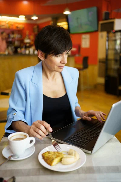 Concentrated Middle Aged Female Freelancer Smart Casual Clothes Sitting Table — Stock Photo, Image
